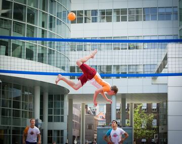 Voleibol, fútbol y gimnasia. En un hinchable que incorpora trampolines, el objetivo es que la pelota toque el suelo del campo rival. En función del lugar donde caiga se consigue una mayor o menor puntuación.