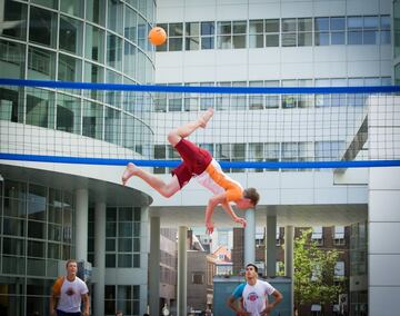 Voleibol, fútbol y gimnasia. En un hinchable que incorpora trampolines, el objetivo es que la pelota toque el suelo del campo rival. En función del lugar donde caiga se consigue una mayor o menor puntuación. 