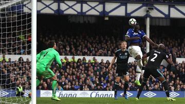 Romelu Lukaku marca un gol al West Bromwich Albion en Goodison Park.