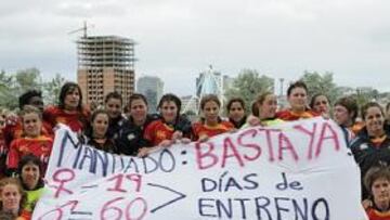 <b>'BASTA YA RESPETO E IGUALDAD'. </b>Las Leonas forman en los himnos, antes de la final del Europeo de XV en Galicia el pasado 7 de mayo.