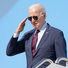 Joe Biden sufre aparatosa caída en plena ceremonia de graduación