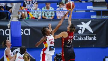 Astou Ndour tapona a una jugadora de Bélgica.