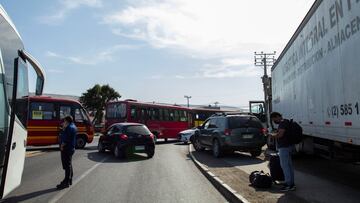 Gremios de taxistas, microbuses y camiones, bloquearon acceso sur de la ciudad de Arica y varias de sus rotondas, por aumento de la delincuencia y migración sin control por parte del gobierno. Fotos Matías Troncoso/Aton Chile