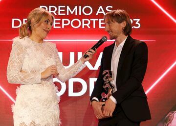 Susana Guasch, presentadora de la Gala de los Premios AS del Deporte 2023 charla con el galardonado Luka Modric.