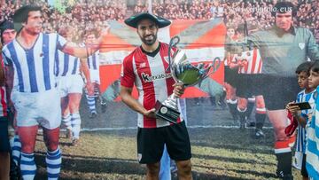 Balenziaga con el trofeo.