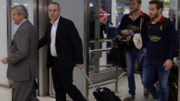 Cansados. Paco Bl&aacute;zquez (con la maleta) al llegar a Barajas. V&iacute;ctor Tom&aacute;s y P&eacute;rez de Vargas, dos barcelonistas que juegan hoy, detr&aacute;s.
 