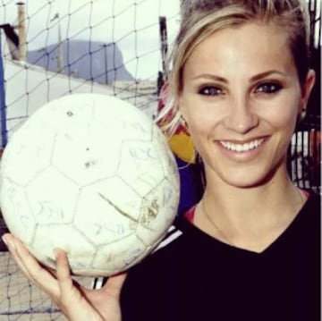 Fernanda Colombo posa junto a un balón