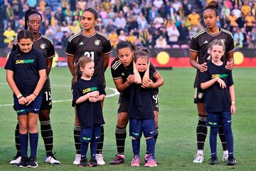 La niña que aparece en el centro de la foto con las jugadoras de Jamaica se tapa los oídos, asustada, para no escuchar el ruido de ambiente del estadio. La imagen fue tomada durante la ceremonia de los himnos nacionales previa al encuentro entre Australia y Jamaica de la Copa de Naciones de fútbol femenino, disputado en Newcastle (Australia). 