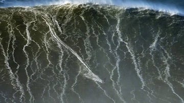 Sebastian Steudtner cogiendo una ola gigante, de las m&aacute;s grandes del mundo, en Nazar&eacute; (Portugal), captaco por el fot&oacute;grafo espa&ntilde;ol Rafael Gonz&aacute;lez Riancho, fallecido recientemente.