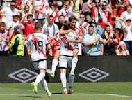 MADRID, 26/04/2026.- El jugador del Rayo Vallecano Andrei Ra?iu celebra un gol antes de ser anulado durante el partido de LaLiga entre el Rayo Vallecano y la Real Sociedad celebrado en el estadio de Vallecas enMadrid, este domingo. EFE/Mariscal