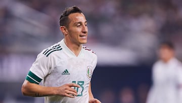 Andrés Guardado durante un partido