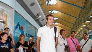 <b>PRIMER VIAJE. </b>Van der Vaart firmó por el Madrid el martes y ayer viajó a Bogotá, donde debutará como jugador madridista .