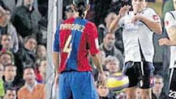 <b>RIVALIDAD CON ESTRELLAS. </b>Ronaldinho dispara su formidable falta frente al Zaragoza, en el último partido de Liga.
