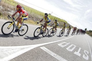 El ciclista español del Tinkoff Saxo y líder de la clasificación general, Alberto Contador (i), durante la decimotercera etapa de la Vuelta Ciclista 2014, entre Belorado (Burgos) y el Parque de Cabárceno (Cantabria) con un recorrido de 188,7 kilómetros.