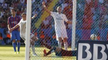 Chicharito marca el 0-2 de cabeza. 