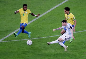 Leo Messi con Fred y Marquinhos.