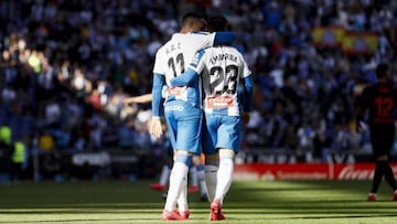 RdT y Embarba se abrazan, en marzo, tras el 1-0 del Espanyol contra el Atlético de Madrid.