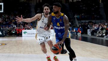 Real Madrid's Argentinian guard #07 Facundo Campazzo vies with Maccabi's US guard #04 Lorenzo Brown during the Euroleague round 24 basketball match between Real Madrid Baloncesto and Maccabi Tel-Aviv BC at the Wizink Center Arena in Madrid on January 30, 2024. (Photo by Pierre-Philippe MARCOU / AFP)