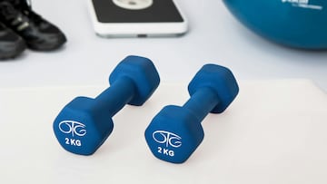 La atleta olímpica, Jenny Stoute, y la entrenadora personal, Monika Akabusi, recomiendan esta tabla de 5 ejercicios para hacer todas las mañanas y mantenerte en forma.