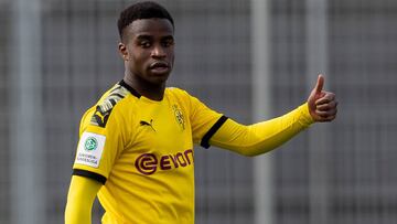 Moukoko, en un partido con el Dortmund.