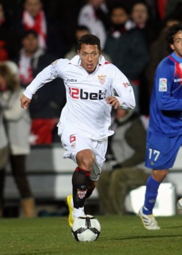 Llegó al Sevilla procedente del Coritiba FC en la temporada 2004-05. El Barcelona lo fichó en la campaña 2010-11.
