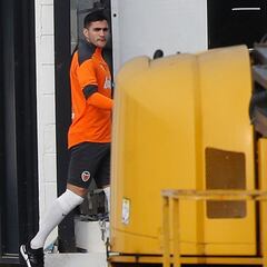 Maxi Gómez, en jaque para el Camp Nou por la rodilla