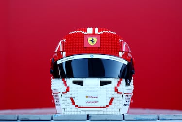 en LEGO del casco de Charles Leclerc, de Mónaco y la Scuderia Ferrari, durante las previas del Gran Premio de Australia de F1 en el Circuito Albert Park.
