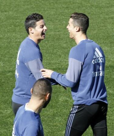 Gran ambiente entre los jugadores del Real Madrid durante el entrenamiento.