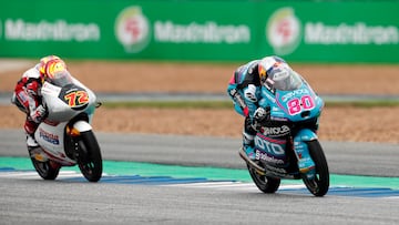 Buriram (Thailand), 27/10/2024.- Colombian Moto3 rider David Alonso (R) of CFMOTO Aspar Team and Japanese Moto3 rider Taiyo Furusato (L) of Honda Team Asia in action during the Moto3 race of the Motorcycling Grand Prix of Thailand at Chang International Circuit, Buriram province, Thailand, 27 October 2024. (Motociclismo, Ciclismo, Japón, Tailandia) EFE/EPA/RUNGROJ YONGRIT