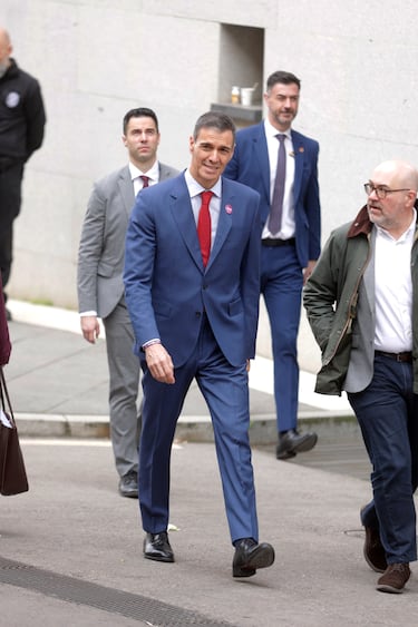El presidente del Gobierno, Pedro Sánchez, asiste a la capilla ardiente por Fernando Ónega situada en la Casa de Galicia de Madrid.