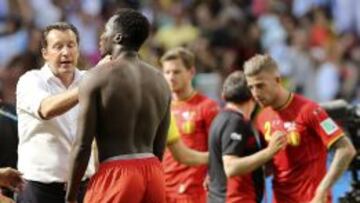 El entrenador de la selecci&oacute;n belga Marc Wilmots saluda al delantero belga Romelu Lukaku.