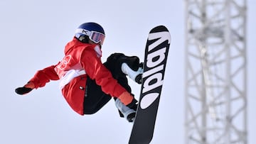 La rider española Queralt Castellet compite durante la final de halfpipe de snowboard en los Juegos Olímpicos de Invierno de Pekín 2022.