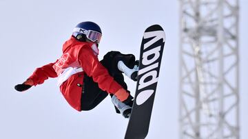 La rider española Queralt Castellet compite durante la final de halfpipe de snowboard en los Juegos Olímpicos de Invierno de Pekín 2022.