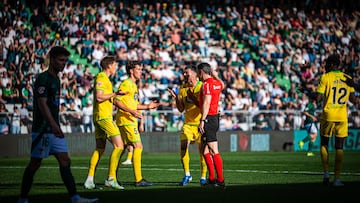 Los jugadores del Depor protestan a González Esteban tras anular el gol de González Esteban.