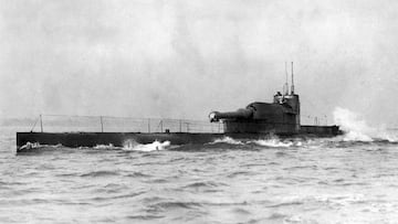 El submarino HMS M1 de la clase M de la Royal Navy, hacia 1925. Se hundió durante maniobras en el Canal de la Mancha en 1925, con la pérdida de sus 69 tripulantes.