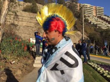 Hinchas colombianos y argentinos se reúnen en Viña del Mar para el partido de los cuartos de final.