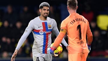 Soccer Football - LaLiga - Villarreal v FC Barcelona - Estadio de la Ceramica, Villarreal, Spain - February 12, 2023 FC Barcelona's Ronald Araujo reacts with Marc-Andre ter Stegen REUTERS/Pablo Morano