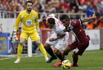 Carlos Bacca del Sevilla, lucha por el balón con Heldon Ramos del Córdoba , durante el partido de Liga que estos dos equipos juegan hoy en el estadio Sánchez Pizjuán de Sevilla.