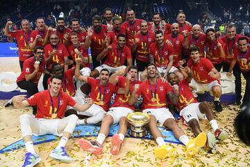 Los jugadores españoles celebran el oro en el Eurobasket. 