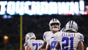 ARLINGTON, TX - OCTOBER 30: Dak Prescott #4 of the Dallas Cowboys celebrates with Dez Bryant #88 and Ezekiel Elliott #21 after scoring in the fourth quarter during a game between the Dallas Cowboys and the Philadelphia Eagles at AT&T Stadium on October 30, 2016 in Arlington, Texas. Tom Pennington/Getty Images/AFP
== FOR NEWSPAPERS, INTERNET, TELCOS & TELEVISION USE ONLY ==