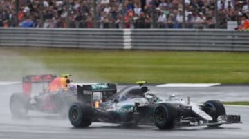 Nico Rosberg por delante de Max Verstappen.