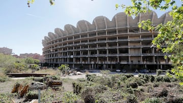 Los matorrales se han hecho los 'dueños' de la parcela del Nuevo Mestalla, cuya obra está paralizada desde 2009.