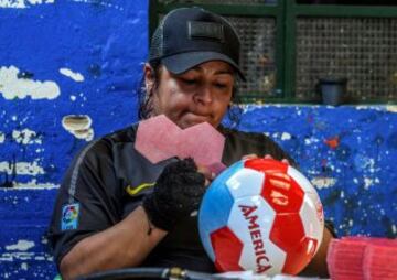 Balones colgados de los balcones, la estatua de un balón en la plaza del pueblo, un museo del balón, 20 fábricas de balones... está claro de qué vive el pequeño pueblo colombiano de Monguí.