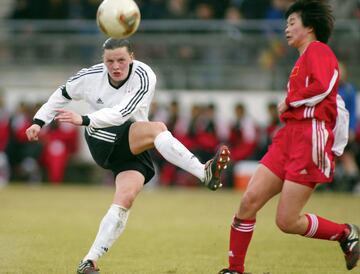 La exjugadora alemana colgó las botas en 2009 tras jugar durante 16 temporadas en el FFC. Frankfurt. Debutó en 1993 en edad juvenil y, hasta su retirada, consiguió tres Copas de Europa, seis Bundesligas y siete Copas DFB-Pokal. Con su selección consiguió 1 Mundial tres Eurocopas y la medalla de bronce en los Juegos Olímpicos de 2004.