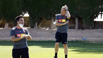 El Elche abre pretemporada con 16 profesionales, sin fichar y con
canteranos