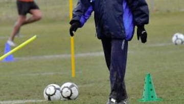 <b>CAMBIOS. </b>Antonio Calderón debe hacer cambios en su defensa.