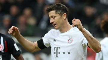 Lewandowski se lamenta durante un partido contra el Eintratch.