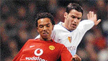 <b>OPORTUNIDAD</B>. Kieran Richardson, en el partido ante el Basilea.