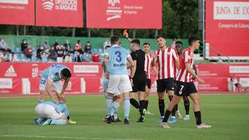 El colegiado expulsa a Markel Lozano, del Celta B.