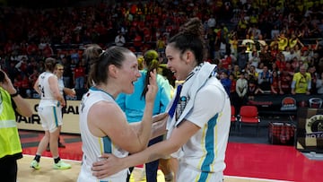 Las jugadoras del Jairis Club Baloncesto celebran la victoria ante el Spar Girona este sábado, tras el partido de semifinales de la Copa de la Reina de Baloncesto celebrado en Zaragoza.